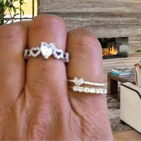 💎💎 14k White Gold Diamond Heart Petite Band Ring - Picture 7 of 13